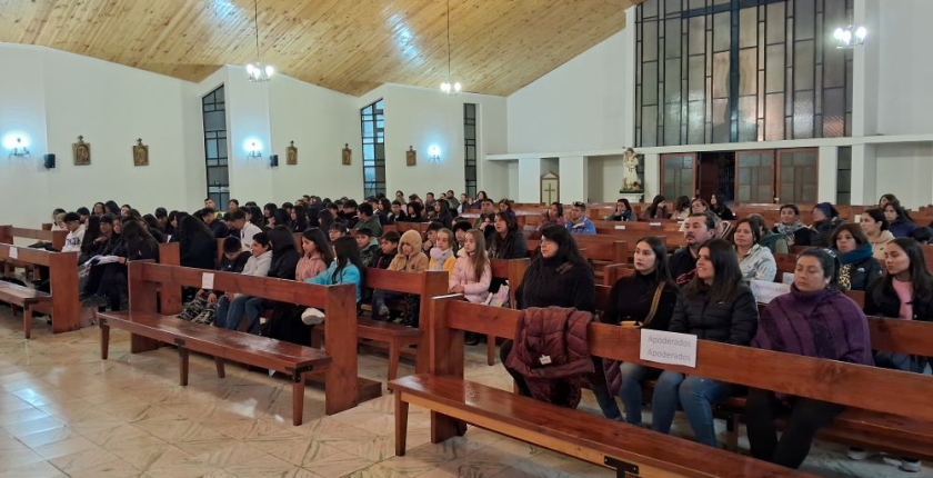 Nuestro Colegio celebra una misa para nuestros alumnos(as) que preparan sus sacramentos.